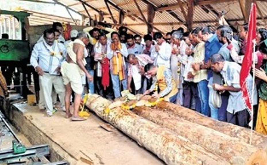 Considered an auspicious day, Ram Navami marks the beginning of the process of wood logs slicing in the mill which are then used in construction of chariots.